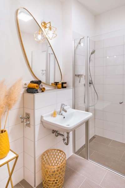 Modernes Badezimmer mi Spiegel, Waschbecken und Dusche