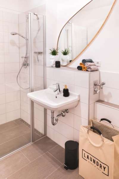 Modernes Badezimmer mit Dusche